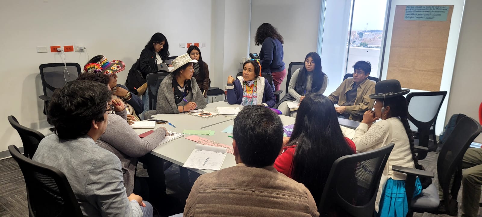 Un grupo de personas en un salón de clases
                    Descripción generada automáticamente