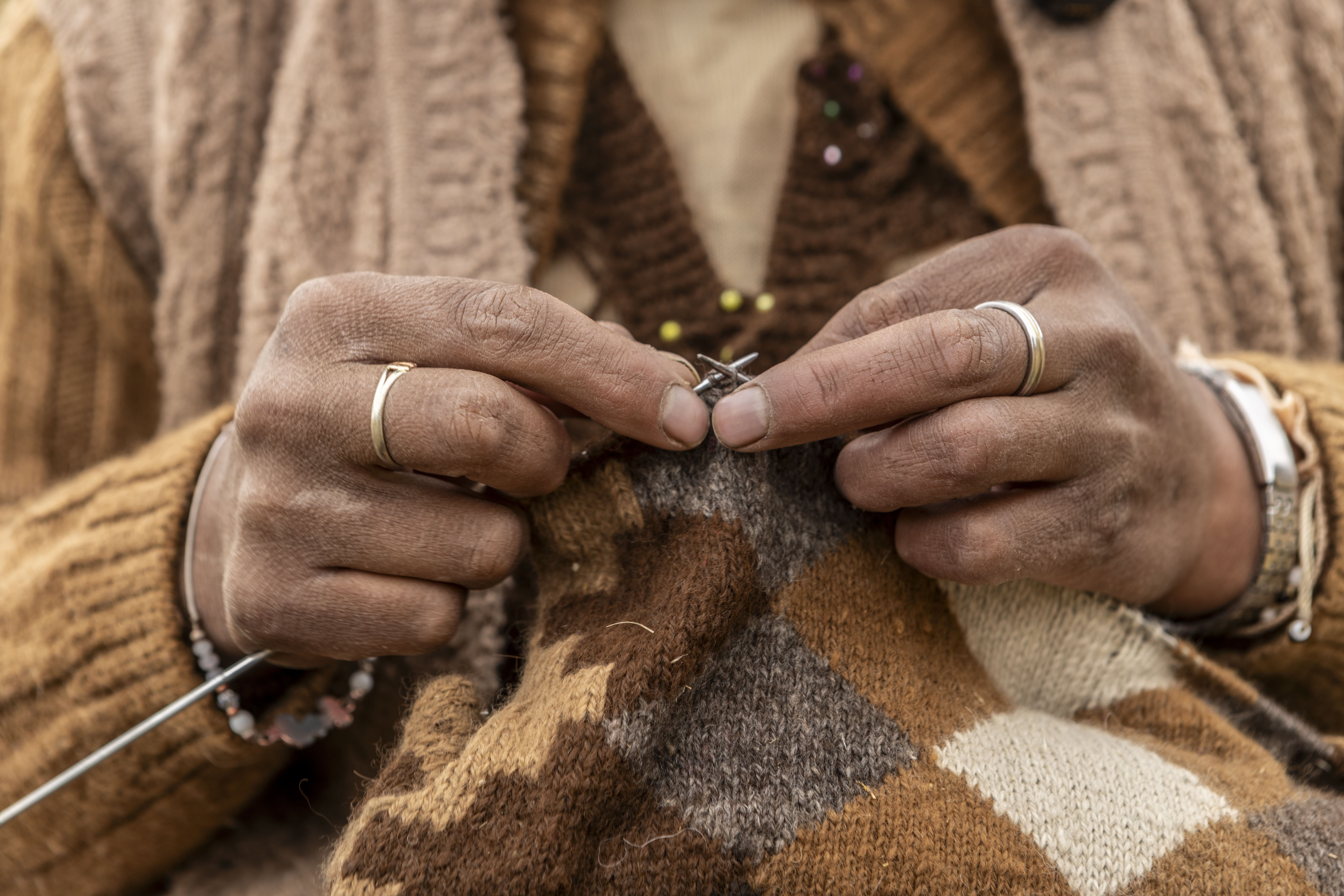 Manos que tejen resiliencia: mujeres artesanas de la puna altoandina llevarán sus saberes y creaciones a Lima Teje 2026